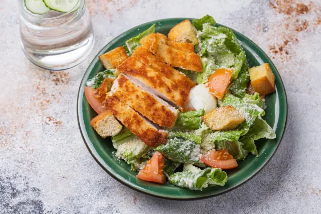 Caesari salat krõbeda kanaga
