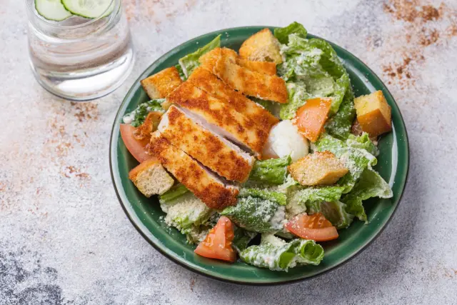 Caesari salat krõbeda kanaga