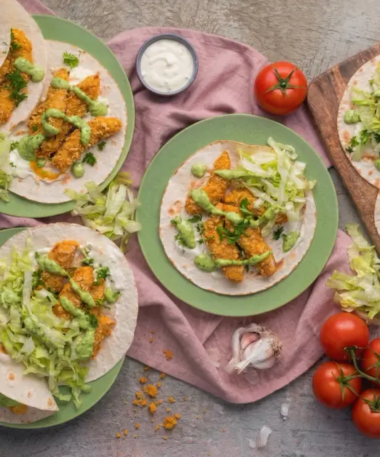 Wrapy plnené chrumkavými kuracími stripsami, zeleninou a pesto dipom