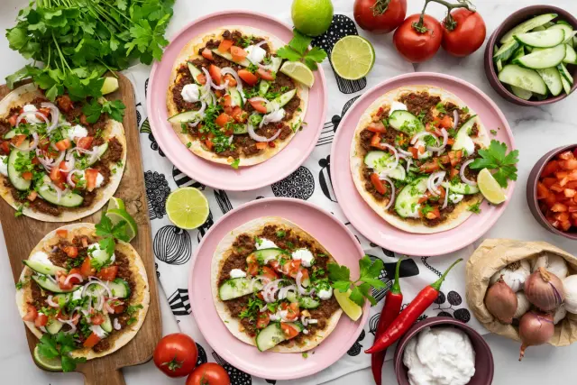 Ruokaboksin turkkilaiset jauhelihapizzat & jogurttikastiketta