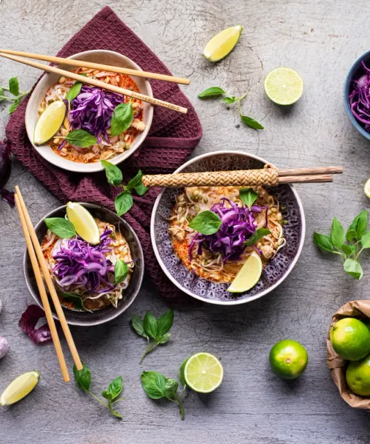 Singaporelainen nuudelikeitto eli laksa kanalla
