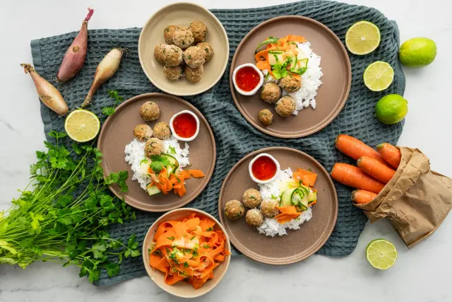 Vietnamilaiset lihapullat, korianteri-kurkkusalaattia & riisiä