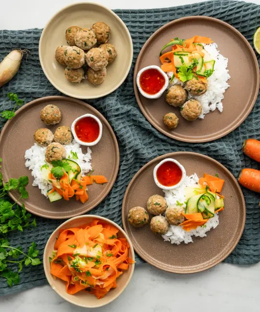 Vietnamilaiset lihapullat, korianteri-kurkkusalaattia & riisiä