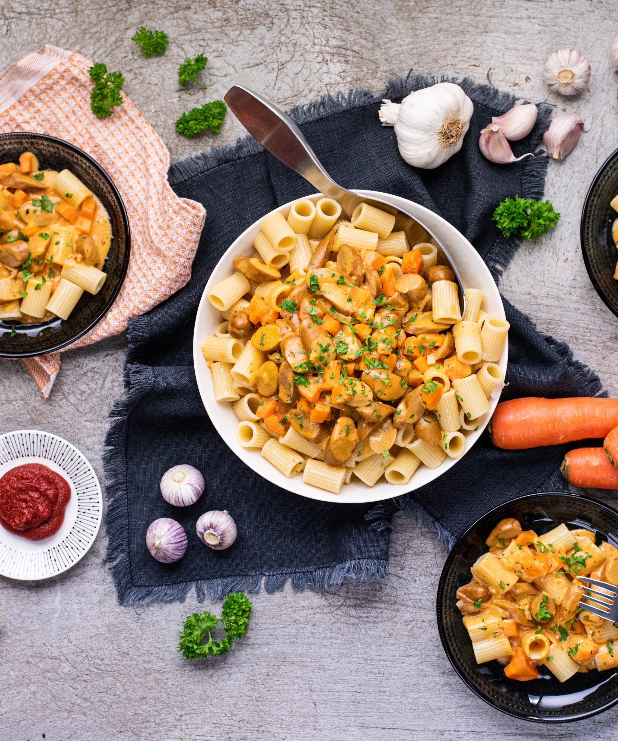Perinteinen nakkikastike & pastaa