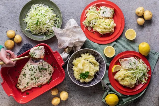 Sitruunaisella creme fraichella kuorrutettua kirjolohta & murskattuja perunoita