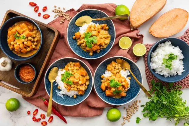 Massaman curry kikherneillä & bataatilla