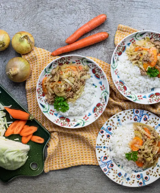 Ruokaboksin lammas-possupata kasviksilla & riisiä
