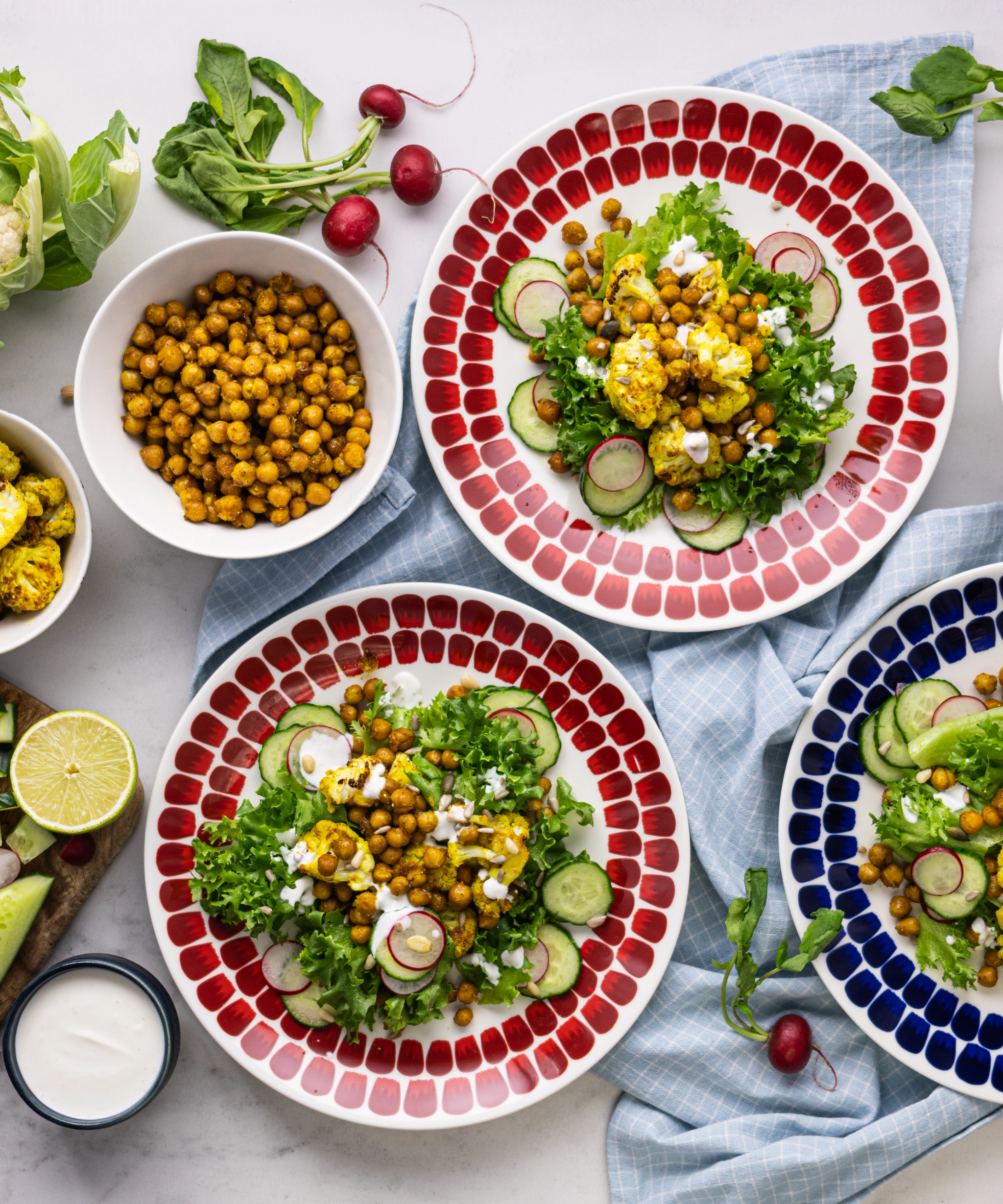 Salat röstitud lillkapsa ja kikerhernestega