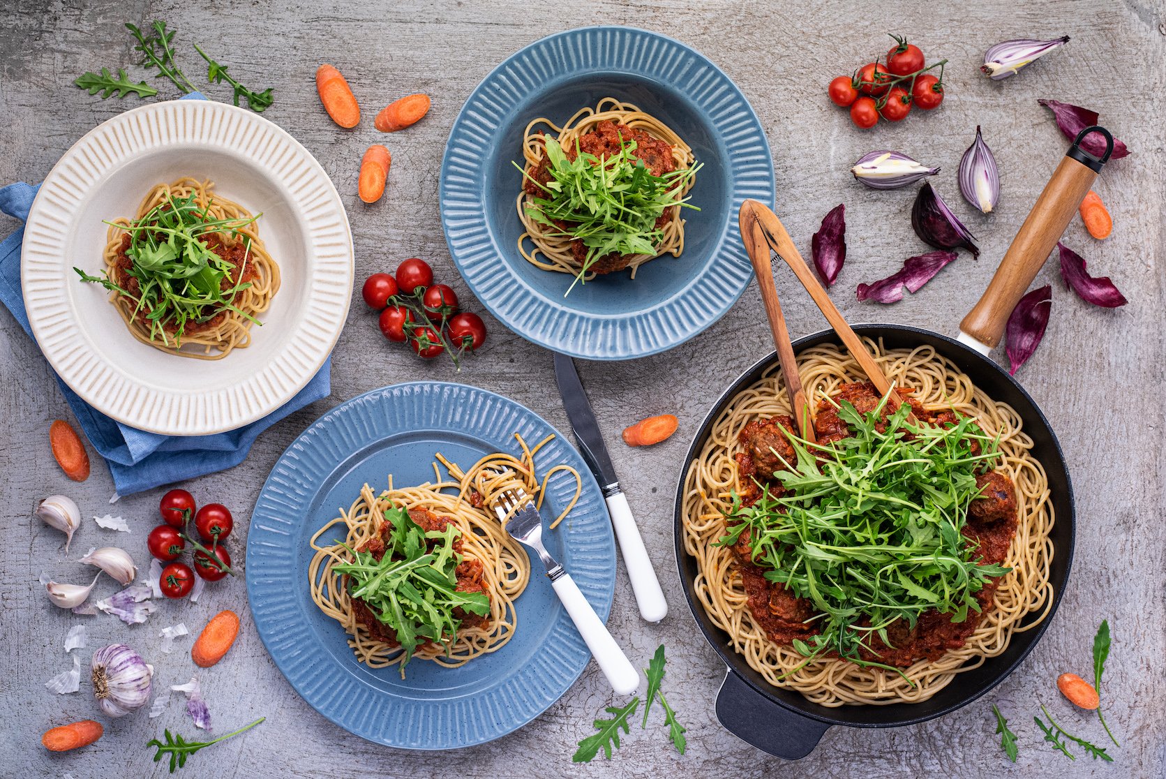 Italialaiset frikadellit tomaattikastikkeessa & spagettia