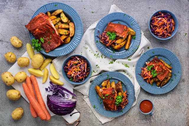 Uunissa paahdettua tandoorilohta, timjamiperunoita & kaalisalaattia