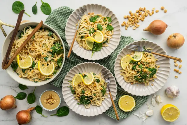 Pasta maapähkinävoilla & pinaatilla