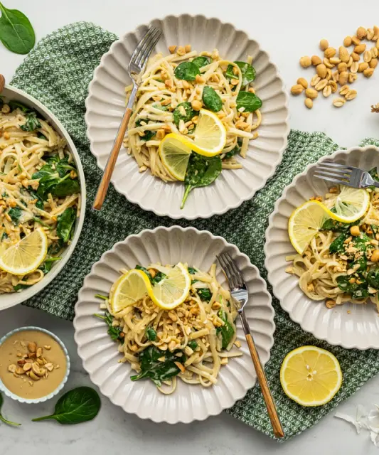 Pasta maapähkinävoilla & pinaatilla