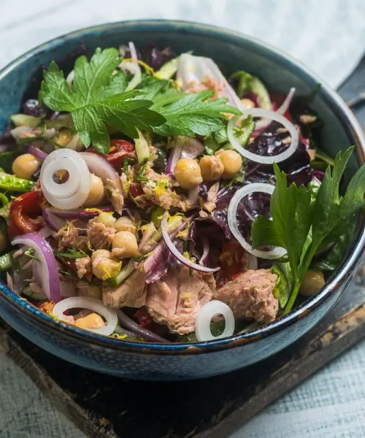 Kiire salat kikerherneste ja tuunikalaga