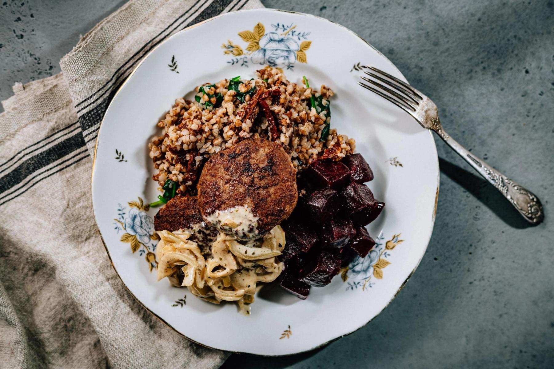 Kodused kotletid peedisalati ja tatraga | Yummy
