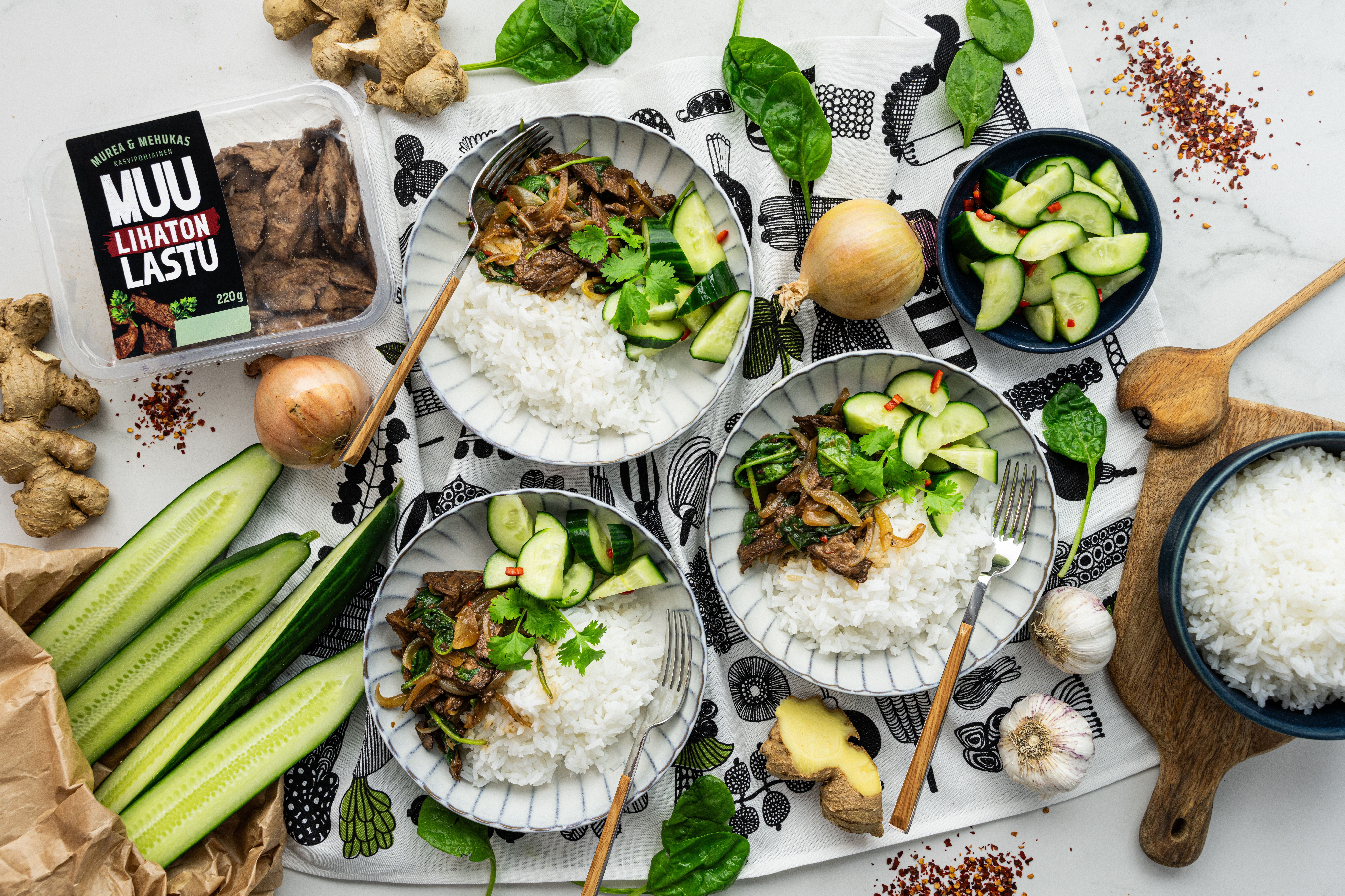 Japanilainen riisikulho MUU Lihattomilla lastuilla & chilikurkkuja
