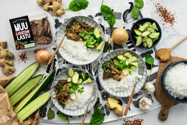 Japanilainen riisikulho MUU Lihattomilla lastuilla & chilikurkkuja