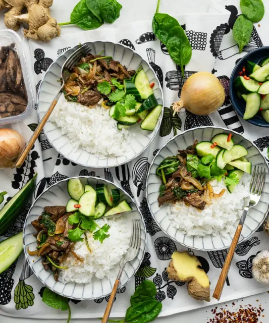 Japanilainen riisikulho MUU Lihattomilla lastuilla & chilikurkkuja