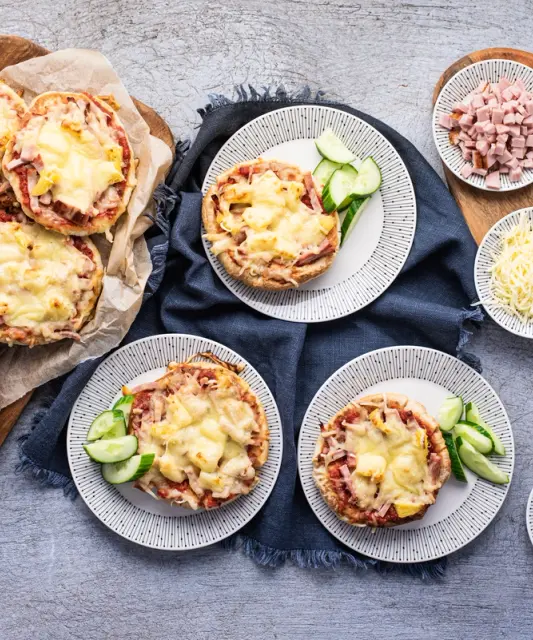 Mini pizzy Hawaii s farmářskou šunkou a ananasem
