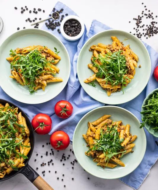 Gluteeniton jauhelihapasta pippurisella tuorejuustolla & tomaateilla