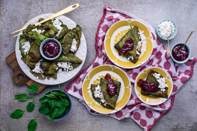 Helpot pinaattiletut raejuustolla & puolukkahillolla