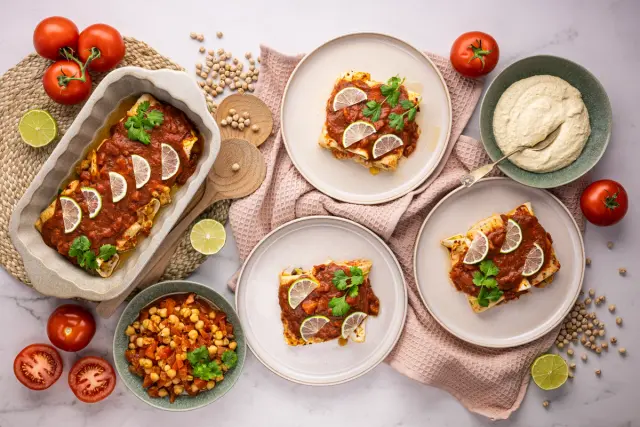 Hummuksella täytetyt taquitot tomaattikastikkeella