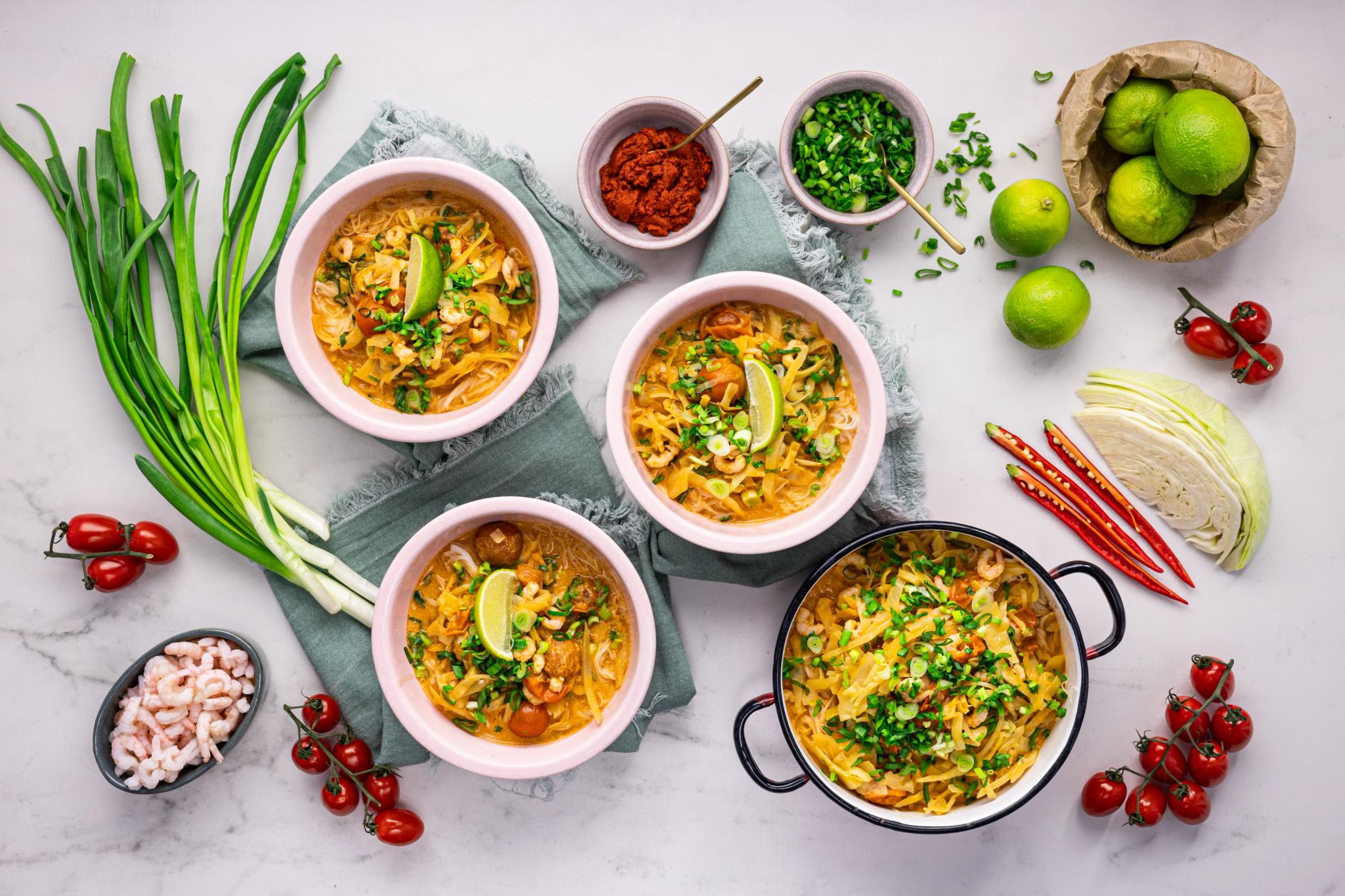 Red curry katkarapukeitto nuudeleilla