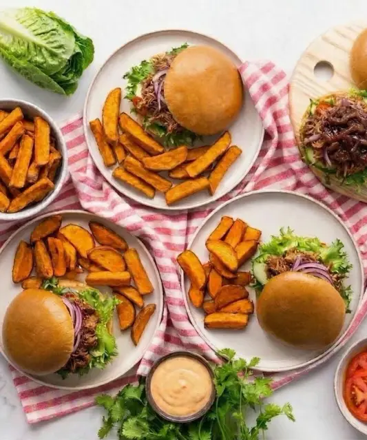 Burgery s trhaným hovězím, chutney, vejcem a batáty