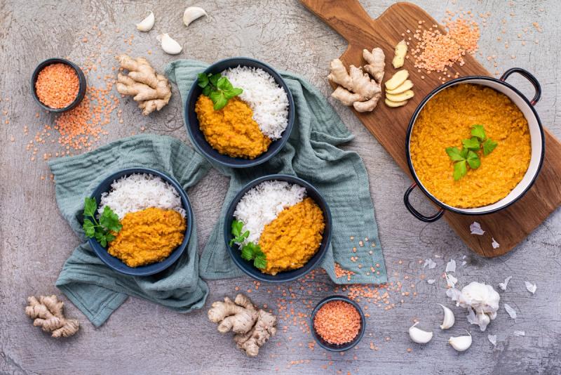 Kokosové kari z červené čočky s tofu, špenátem a basmati rýží