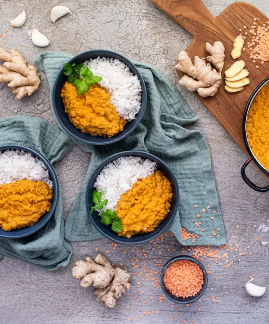 Kokosové kari z červené čočky s tofu, špenátem a basmati rýží