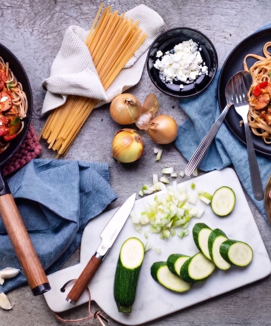 Stredomorské linguine s paradajkovou omáčkou, cuketou a balkánskym syrom & Tapas