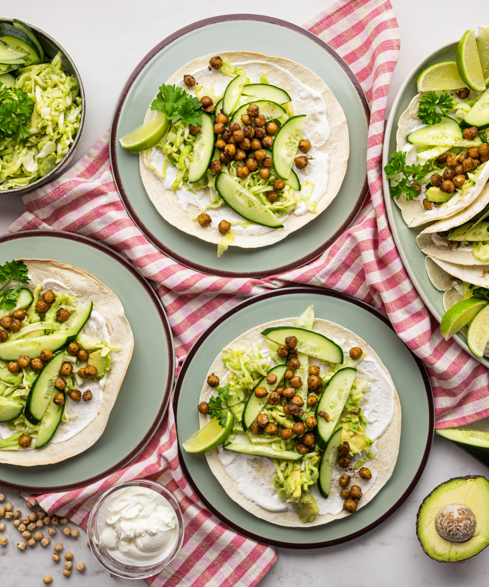 Tortillad röstitud kikerherneste ja avokaado–kapsasalatiga