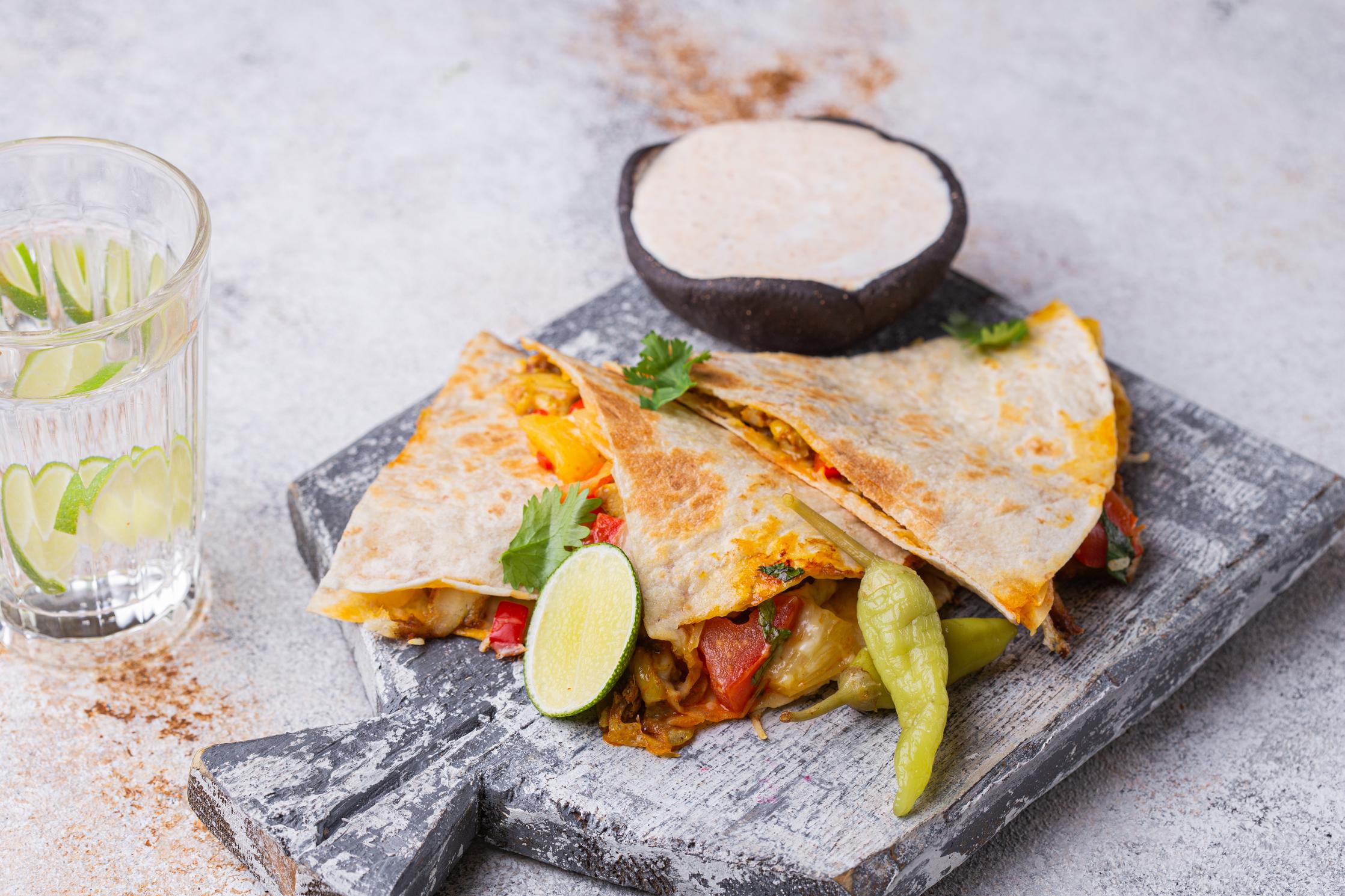 Kana quesadillad tomati-paprika salsa ja ananassiga