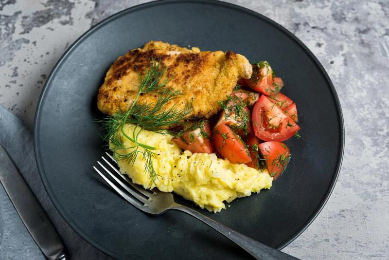 Crispy chicken with potato and onion puree and tomato salad