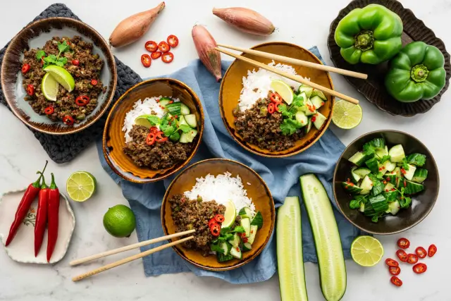 Thaimaalainen Larb soijarouheesta & chilikurkkuja