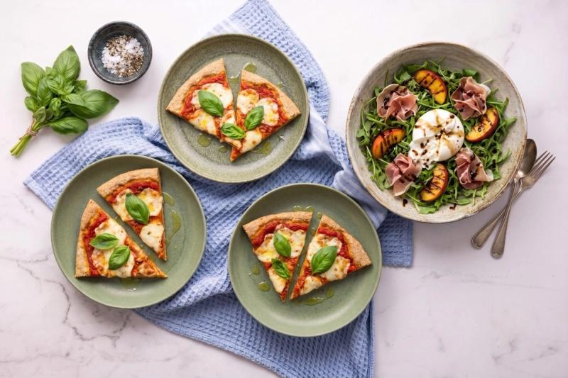 Celozrnná pizza Margherita & salát s pečenou nektarinkou, burratou a prosciuttem