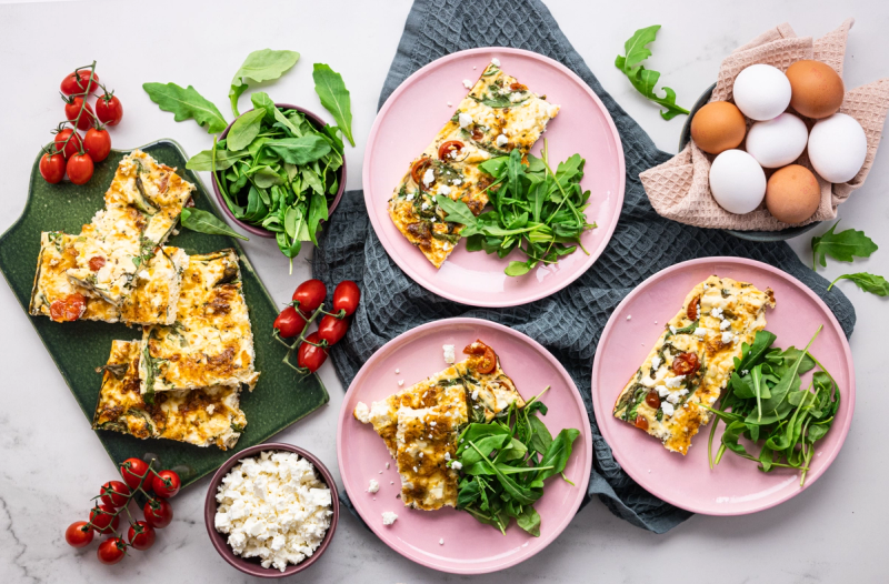 Vaječná frittata s balkánským sýrem, zeleninou a žitným chlebíkem
