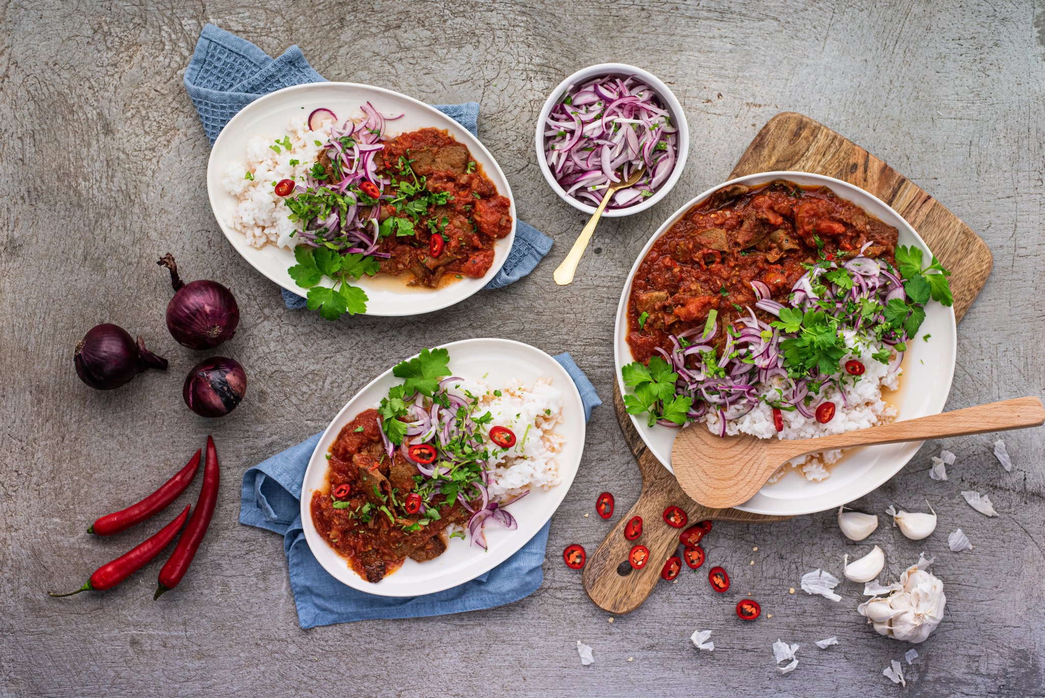 Kebabia tomaattikastikkeessa, riisiä & marinoituja kasviksia