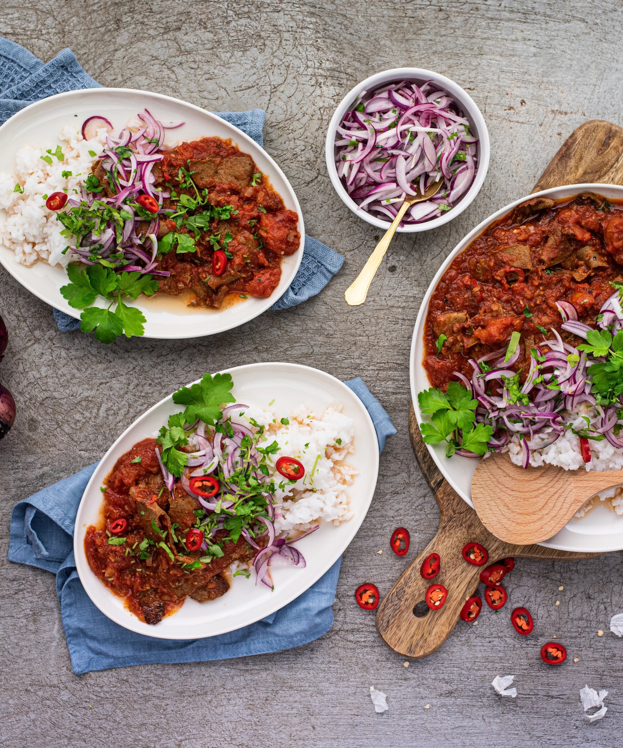 Kebabia tomaattikastikkeessa, riisiä & marinoituja kasviksia