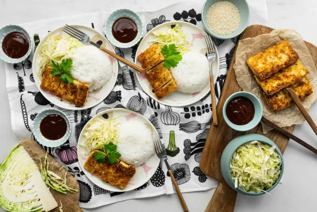 Tofukatsu eli japanilainen leivitetty tofupihvi & riisiä