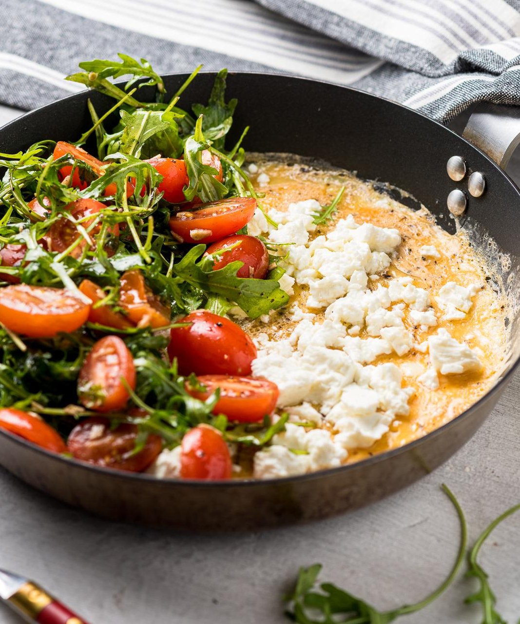 Omlett feta, marineeritud tomatite ja rukolaga