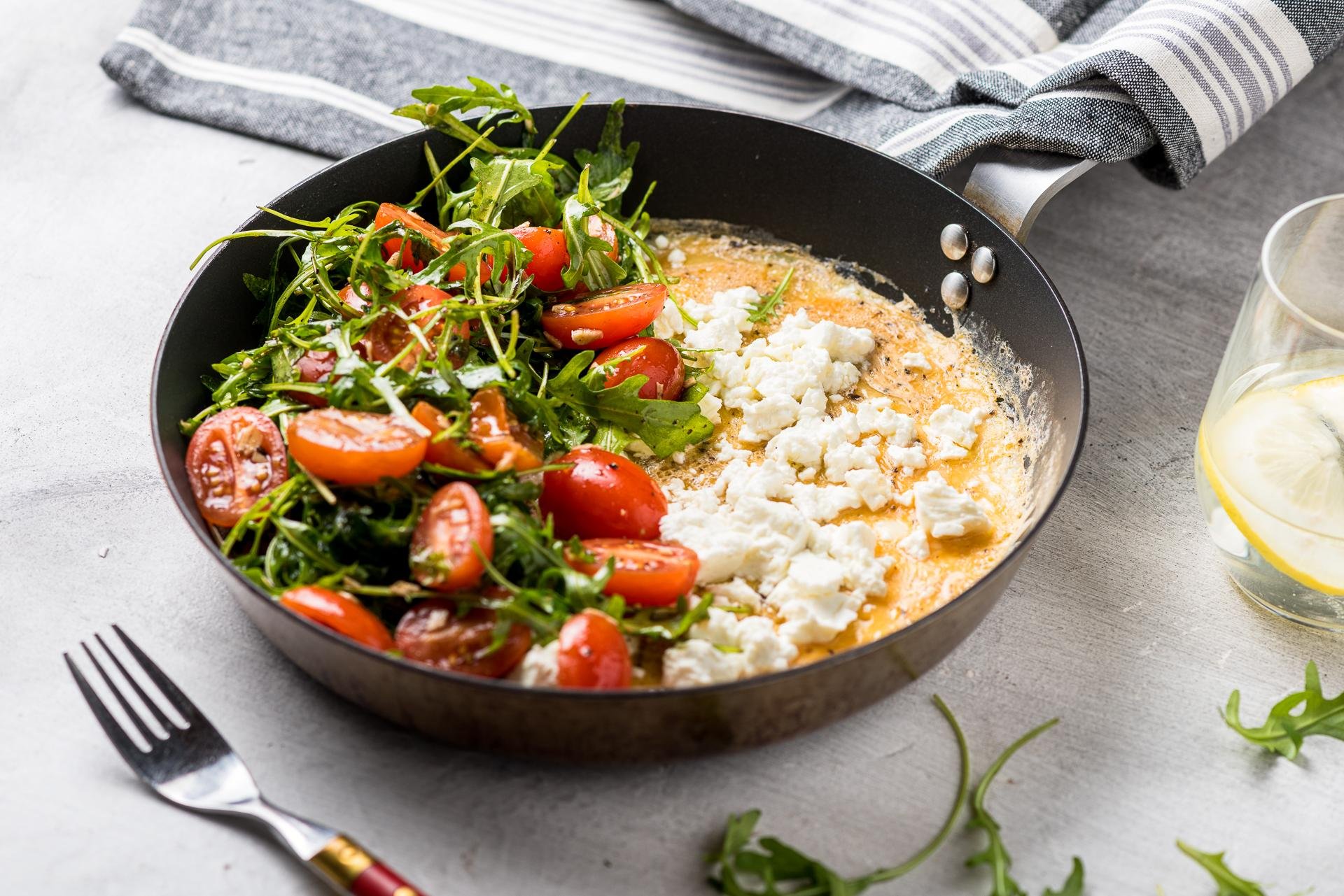 Omlett feta, marineeritud tomatite ja rukolaga