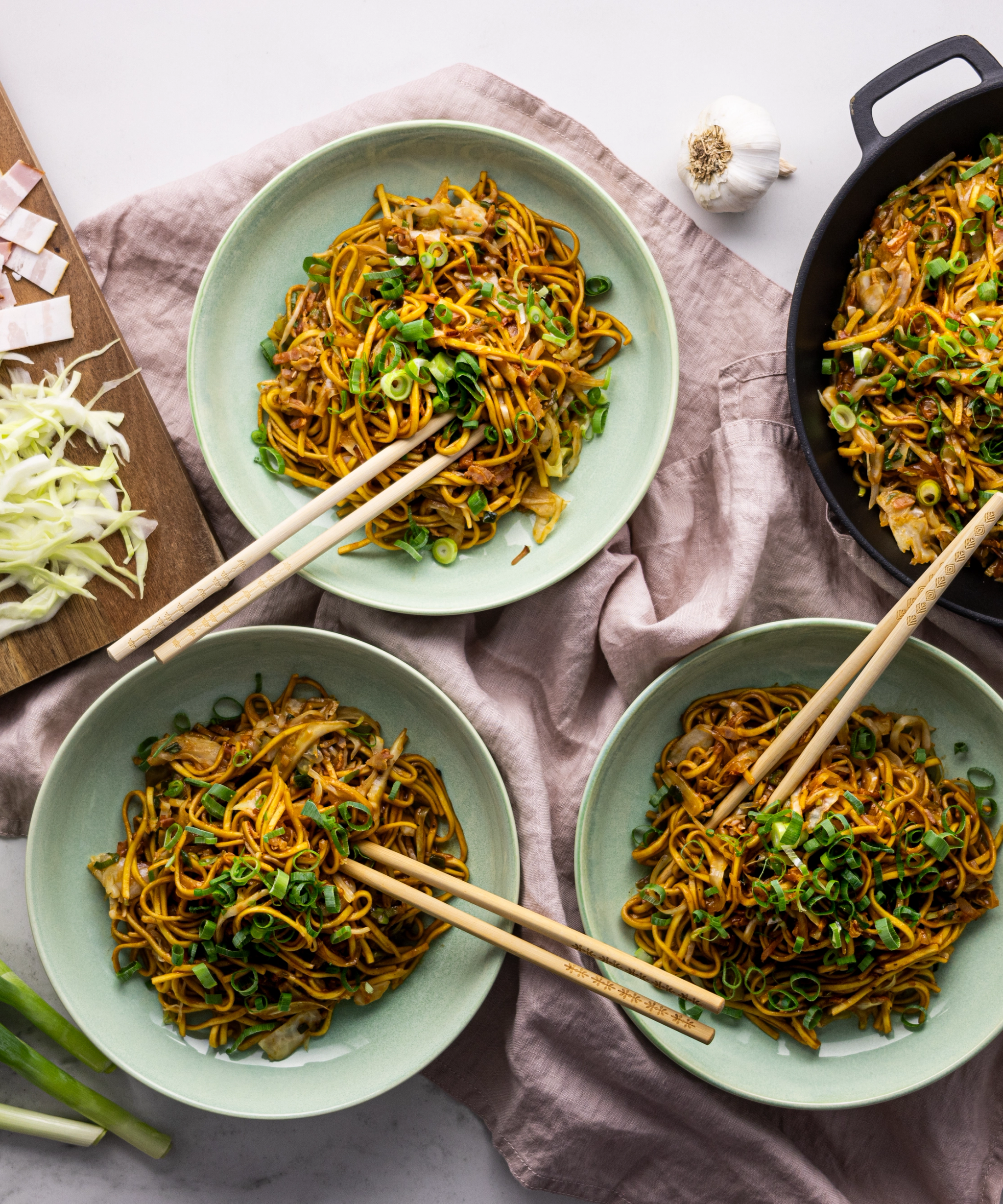 Yummy stiilis Jaapanipärased Yakisoba nuudlid peekoniga