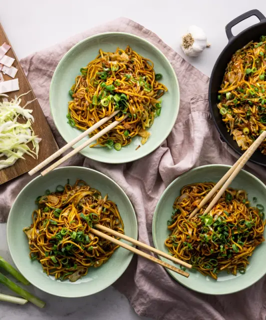Yummy stiilis Jaapanipärased Yakisoba nuudlid peekoniga