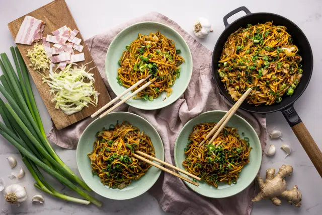 Japanilaiset yakisoba-nuudelit Ruokaboksin tapaan