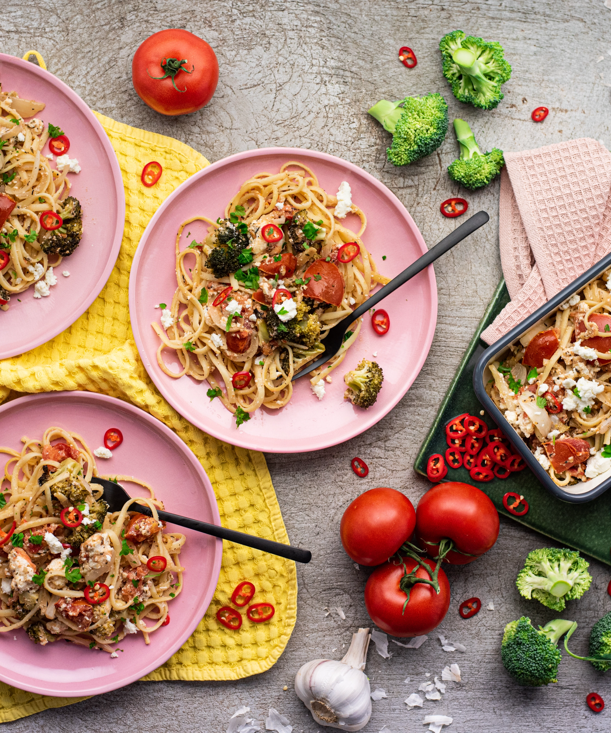 Ahjupasta feta, röstitud tomatite ja brokoliga