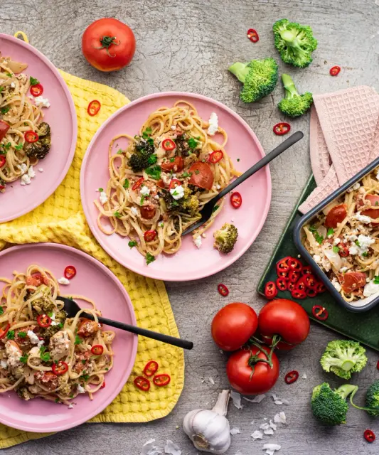 Gluteeniton uunifetapasta paahdetuilla tomaateilla & parsakaalilla
