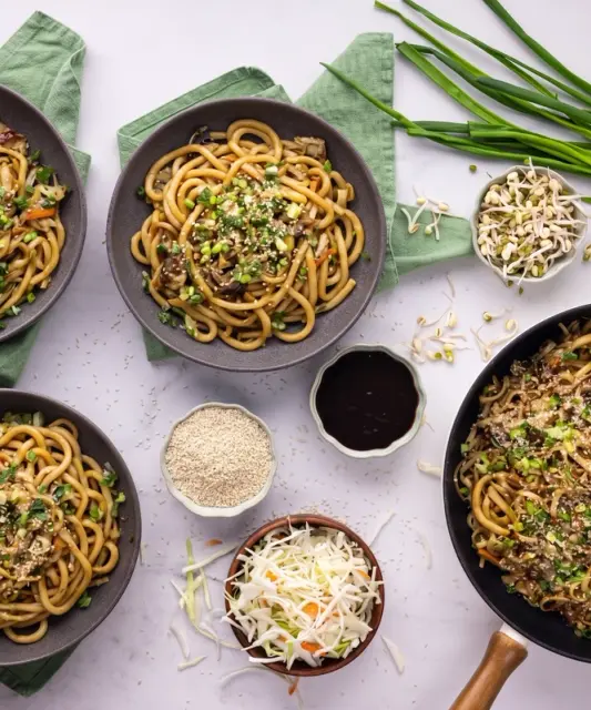 Restované udon nudle s hoisin omáčkou, mungo klíčky a vepřovým masem