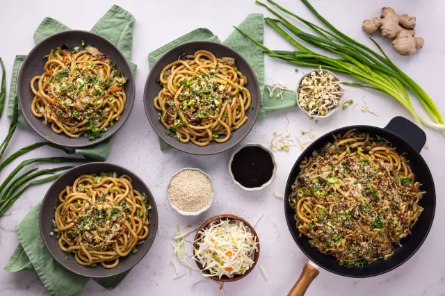 Stir-fried Udon Noodles with Hoisin Sauce, Mung Bean Sprouts and Pork