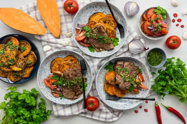 Naudan lehtipihvit, paahdettua bataattia & chimichurria