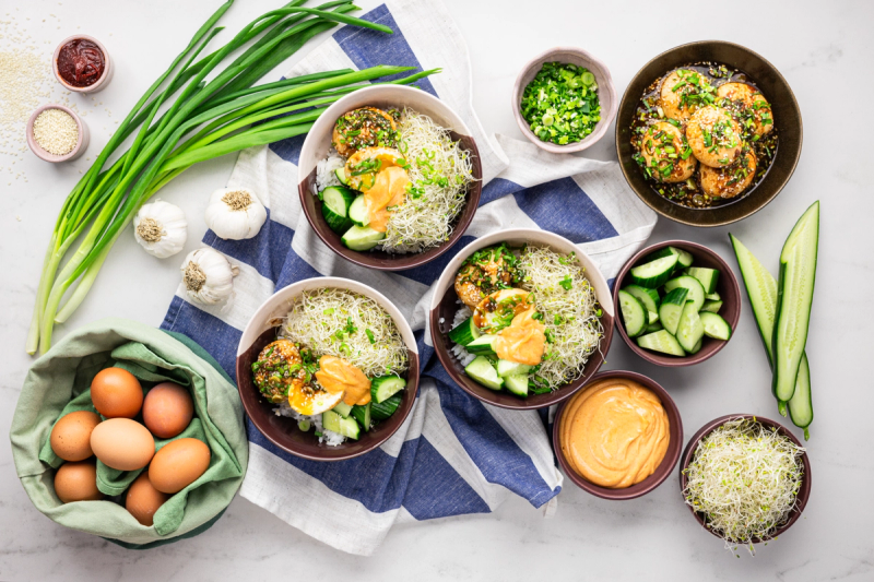 Korealainen riisibowl gochujang-kananmunilla